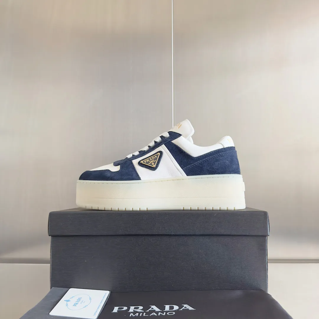 👟👟Ex-factory price 660👟👟 Top version Prada Latest Downtown Bold series Thick sole Platform shoes Triangle logo Casual sneakers White shoes Original purchase and development Production Downtown Bold sneakers are inspired by basketball shoes in the 1980s, with sporty design and exquisite details. Crafted from perforated leather, the statement platform sole provides a unique, modern style. The Prada logo is interpreted from different angles, decorated with the iconic enamel-coated triangular metal logo, highlighting the unique classic style. Exquisite packaging at the delivery counter🛍📦 ▪️Fabric: Original custom imported first-layer cowhide ▪️Inner lining: Original imported soft sheepskin ▪️Outsole: Original molded ultra-light foam material ▪️Sole thickness: 4.5CM ▪️Size: Women's 35-40